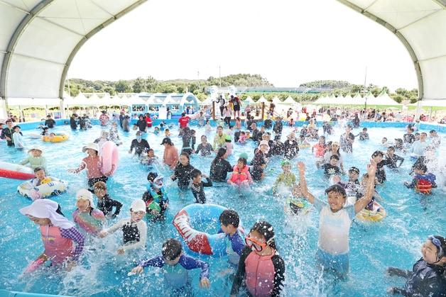 본문 이미지 - 26일 전북 임실군 치즈테마파크에서 아쿠아 페스티벌이 열리고 있는 가운데 어린이들이 무더위를 잊고 신나게 물놀이를 하고 있다.&#40;임실군제공. 재판매 및 DB금지&#41;2025.7.26/뉴스1 ⓒ News1 김동규 기자