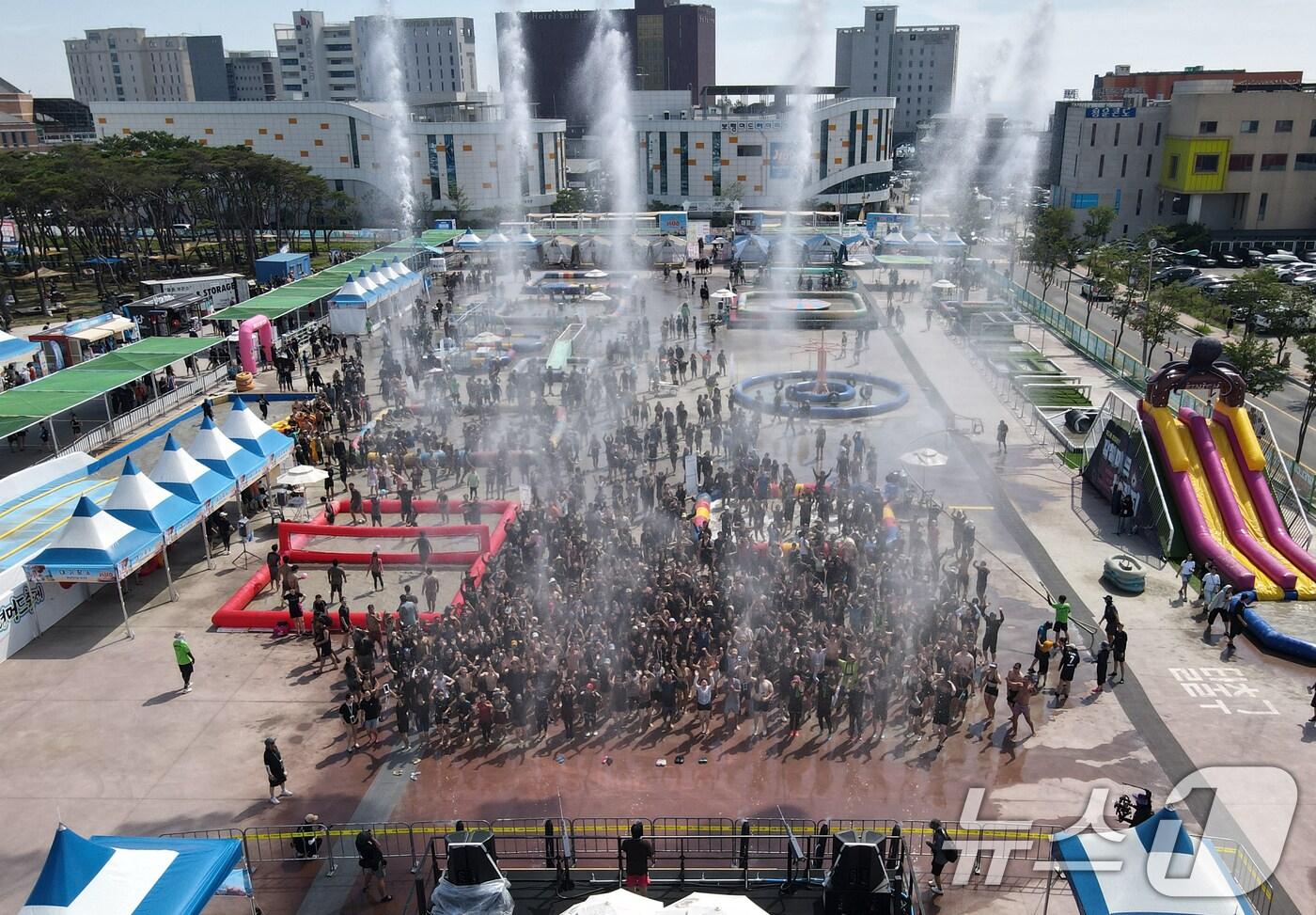 27일 폭염경보가 내려진 대전·충남은 낮 최고기온이 35도 이상 오르는 폭염이 이어질 것으로 예보됐다. 충남 보령 대천해수욕장 머드엑스포광장에서 열린 제28회 보령머드축제를 찾은 관광객들이 축제를 즐기고 있다. /뉴스1 ⓒ News1 김기태 기자