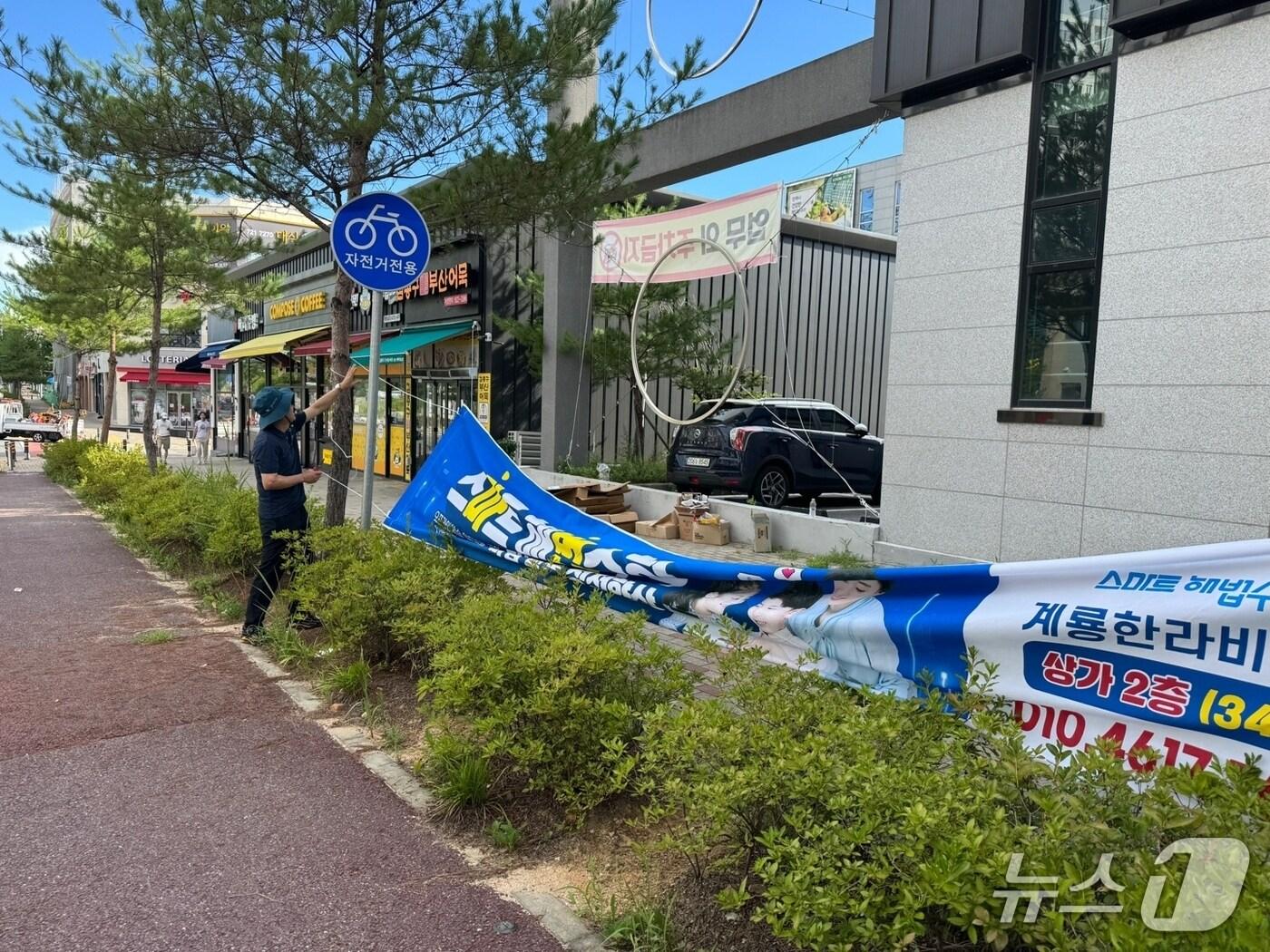 본문 이미지 -  계룡시가 주말에 집중 게첨되고 있는 불법 옥외광고물인 현수막 단속 강화를 위해 특별 단속과 홍보 활동을 실시했다.(계룡시 제공. 재판매 및 DB금지)/뉴스1