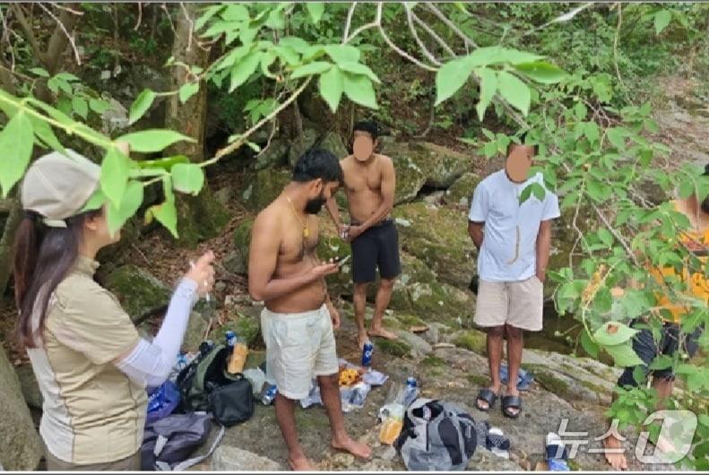 본문 이미지 - 팔공산국립공원 직원이 출입금지를 위반한 탐방객을 단속하고 있다.&#40;국립공원공단 팔공산국립공원서부사무소 제공.재판매 및 DB금지&#41;