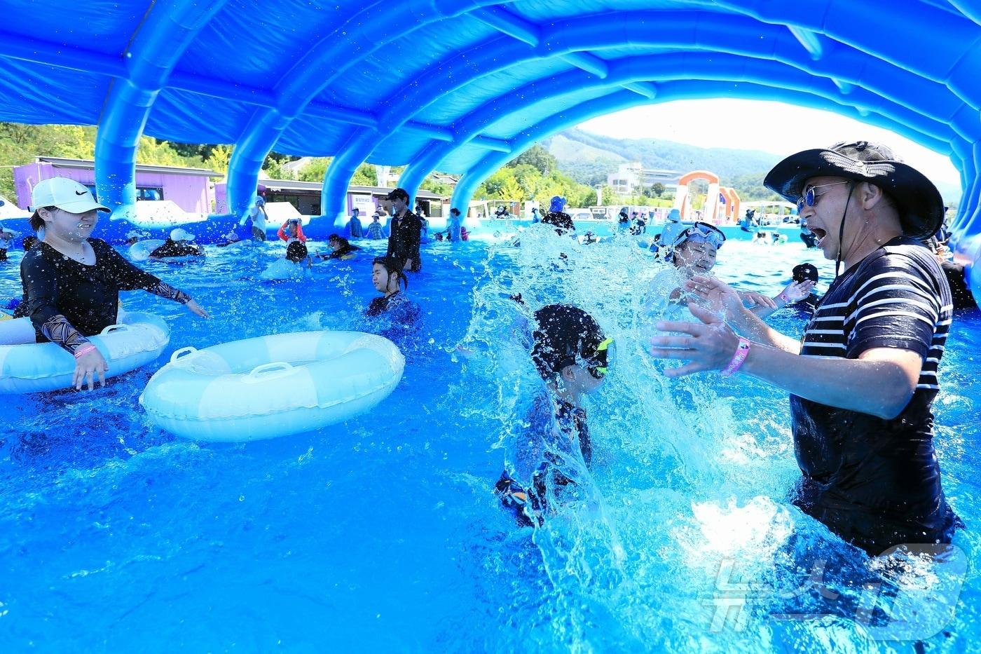 강원 인제군의 여름축제인 ‘여름愛 인제愛 빠지다’가 지난 26일 남면 빙어호 일원에서 개막했다.  &#40;인제군 제공. 재사용 및 DB금지&#41; 2025.7.26/뉴스1 ⓒ News1 이종재 기자