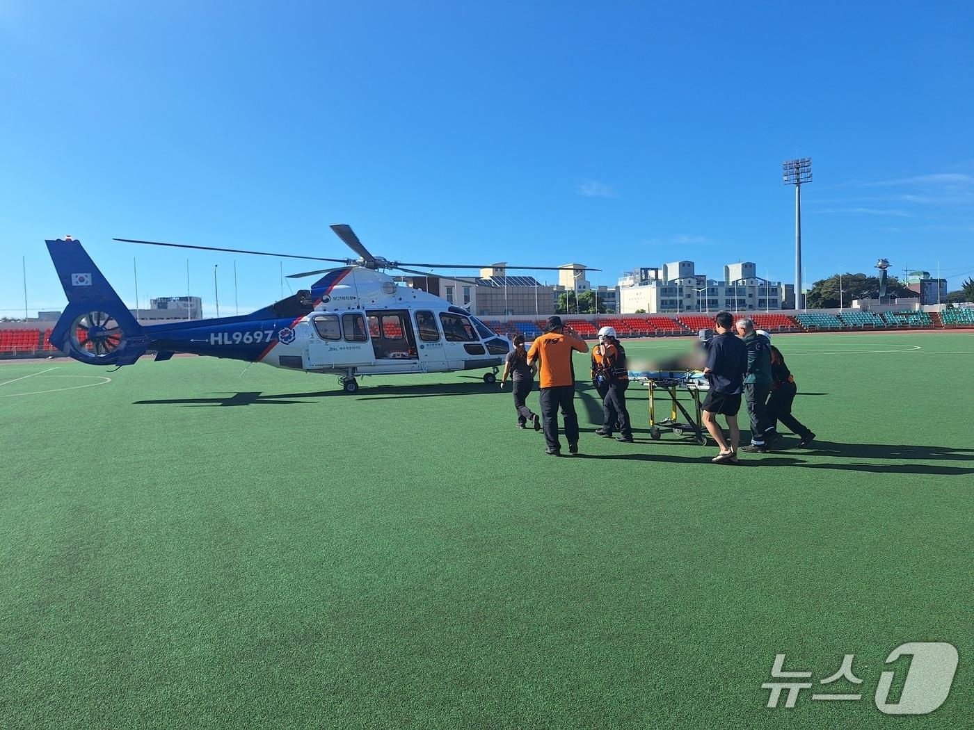 본문 이미지 - 26일 제주시 한림종합운동장에서 닥터헬기가 20대 A 씨를 이송하기 위해 대기 중이다.&#40;제주도소방안전본부 제공. 재판매 및 DB 금지&#41;