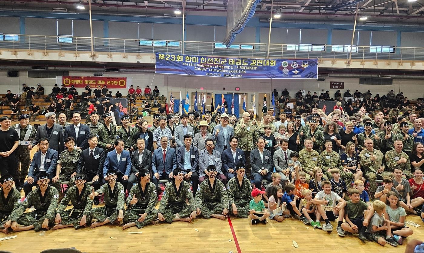 2025 한미 친선 태권도 대회 참가자들이 기념촬영을 하고 있다.(국방부 제공)