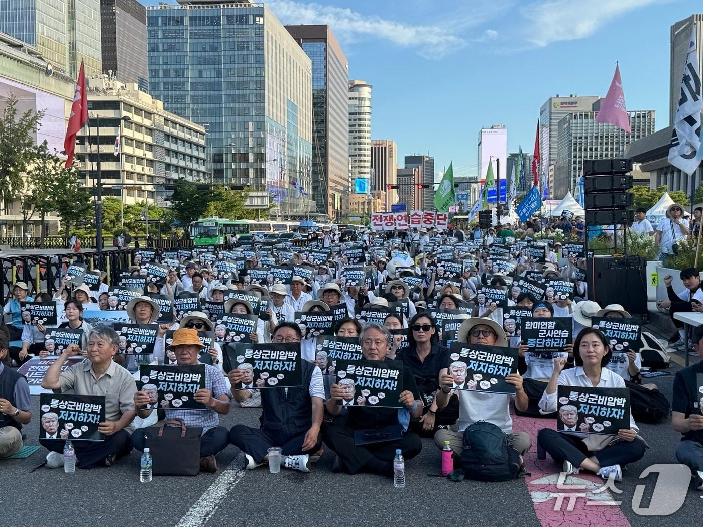 본문 이미지 - 자주통일평화연대, 전국민중행동, 불평등한한미SOFA개정국민연대가 26일 오후 서울 종로구 광화문광장 북측 도로에서 &#39;정전 72년, 7·27 자주평화대회&#39;를 개최하고 있다.2025.7.26/뉴스1 ⓒ News1 김형준 기자