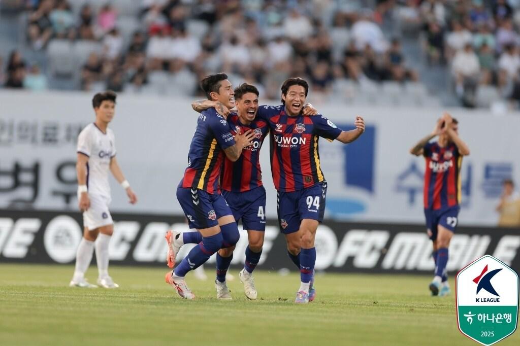 본문 이미지 - 수원FC가 FC안양을 2-1로 꺾었다.(한국프로축구연맹 제공) 