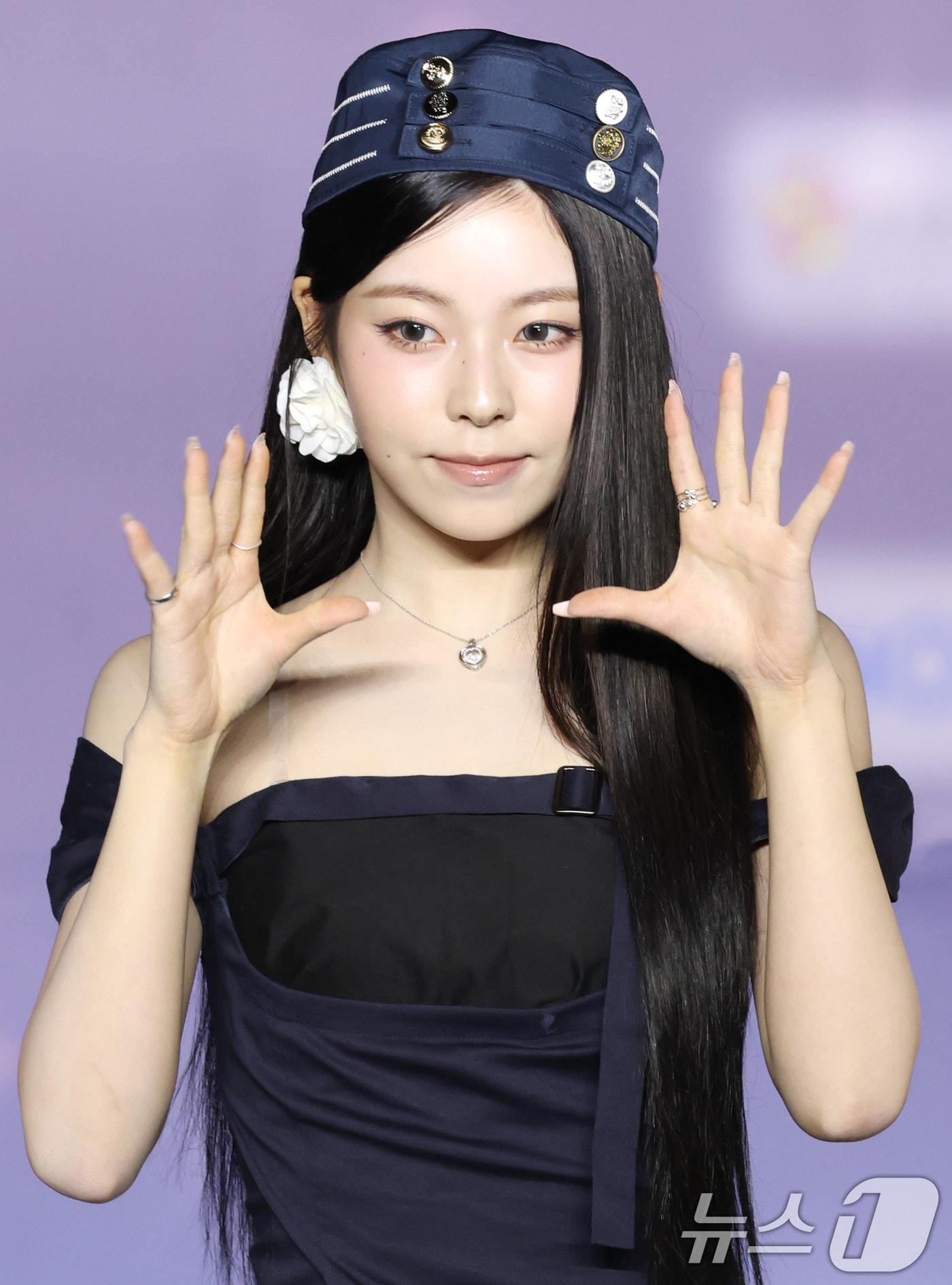 본문 이미지 - 엔믹스 규진이 26일 경기도 고양시 일산서구 킨텍스 제1전시장에서 열린 ‘2025 SBS 가요대전 Summer’(이하 ‘가요대전’) 블루카펫 행사에 참석해 포즈를 취하고 있다. 2025.7.26 ⓒ 뉴스1 권현진 기자