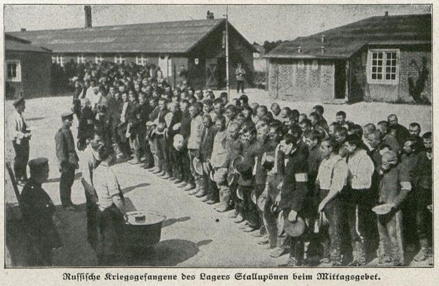 본문 이미지 - 포로수용소의 러시아 전쟁포로들. (출처: Alfred K&uuml;hlewindt, 1916, Public domain, via Wikimedia Commons)