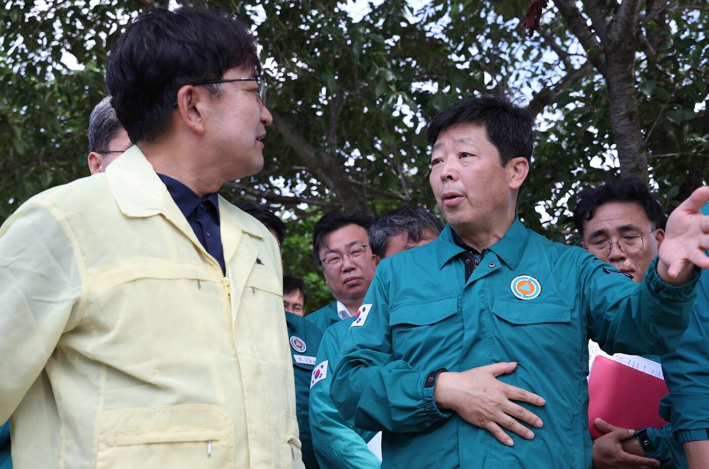 박정주 충남부지사(오른쪽)가 김광용 행정안전부 재난안전관리본부장에게 도내 수해 상황을 설명하고 있다.(충남도 제공. 재판매 및 DB금지)/뉴스1