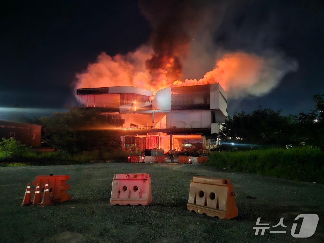 본문 이미지 - 화재 현장. &#40;경기도소방재난본부 제공. 재판매 및 DB 금지&#41; 2025.7.27/뉴스1