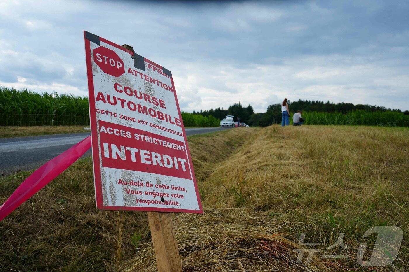 사고가 발생한 프랑스 자동차 경주대회의 현장 출입금지 사인. 2025.07.26. ⓒ AFP=뉴스1 ⓒ News1 이지예 객원기자