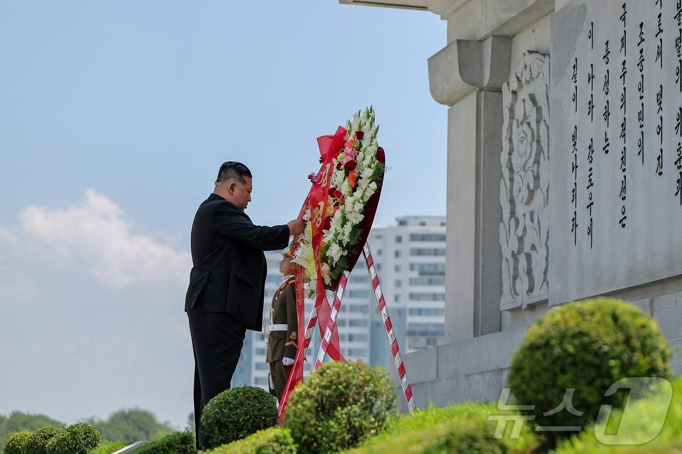 (평양 노동신문=뉴스1) = 북한 노동당 기관지 노동신문은 27일 "경애하는 김정은 동지께서 조국해방전쟁승리 72돌에 즈음하여 7월 26일 (북중) 우의탑을 찾았다＂라고 보도했다. 김 총비서는 ＂조국해방전쟁(한국전쟁)의 위대한 승리사에 아로새겨진 중국 인민지원군 열사들의 전투적 위훈과 공적을 영원히 잊지 않을 것＂이라고 강조했다. [국내에서만 사용가능. 재배포 금지. DB 금지. For Use Only in the Republic of Korea. Redistribution Prohibited] rodongphoto@news1.kr