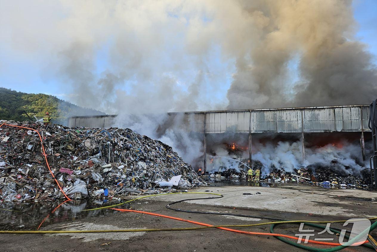 본문 이미지 - 26일 오전 4시 15분쯤 경북 상주시 낙동면에 있는 폐기물 재활용업체에서 불이 나 소방 당국이 불길을 잡고 있다.(경북소방본부 제공. 재판매 및 DB 금지)