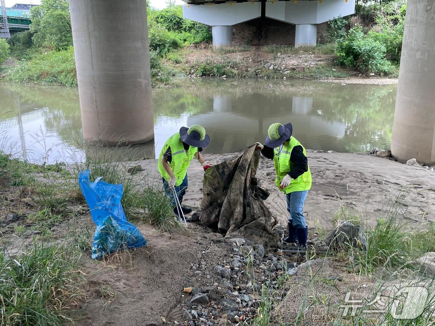 본문 이미지 -  미호강 주민하천관리단 하천정화활동.(충북도 제공. 재판매 및 DB금지)/뉴스1