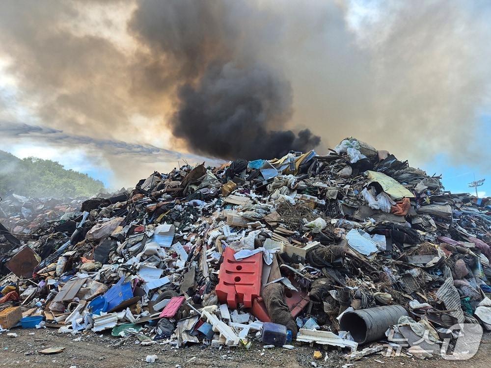 본문 이미지 -  예산 대회리 쓰레기 적환장 화재 현장. (예산소방서 제공, 재판매 및 DB금지) / 뉴스1