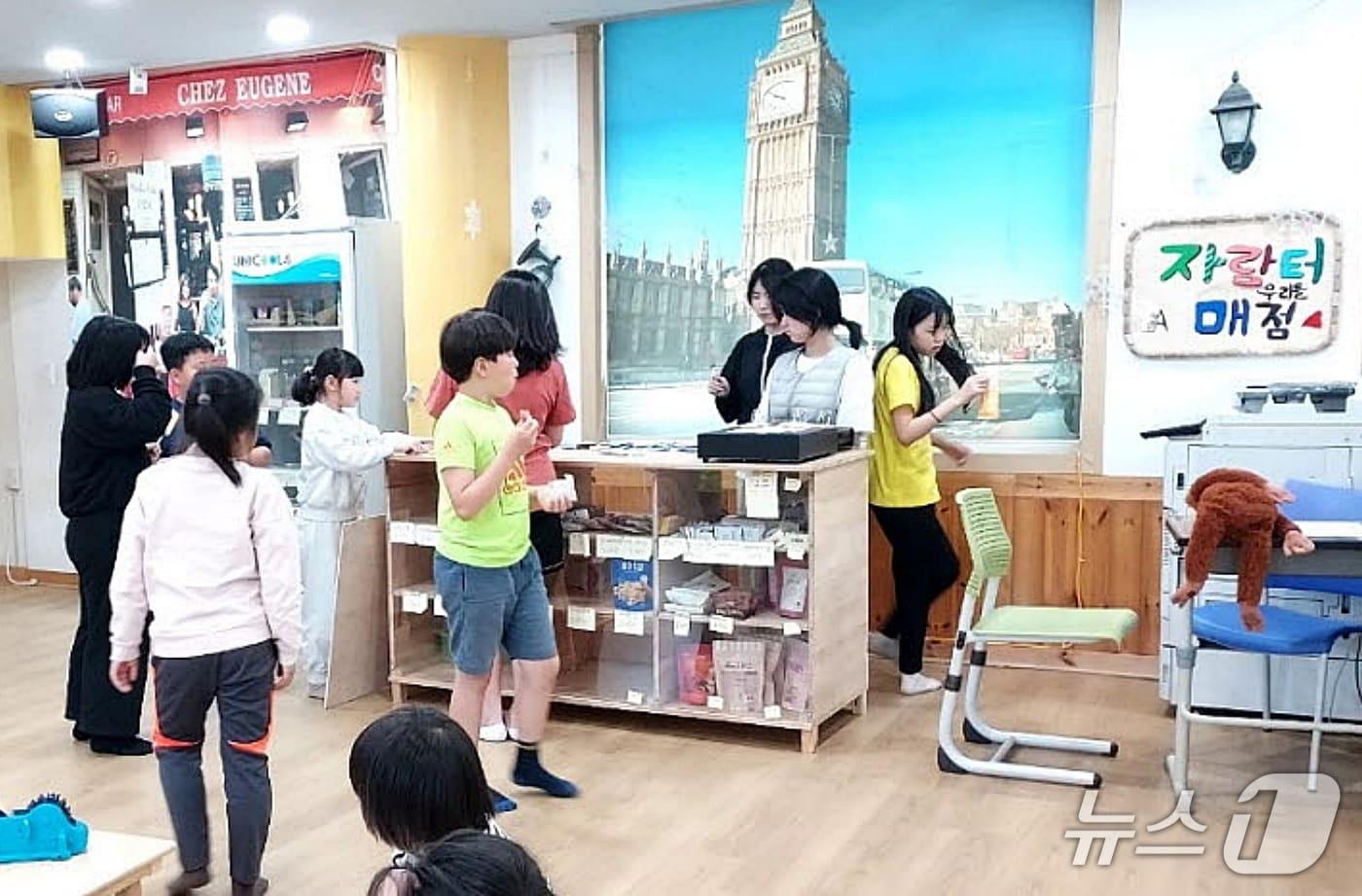 충북 괴산 송면초등학교 '솔맹이 마을학교 자람터'가 학생들과 함께 매점 교육을 하고 있다.(괴산증평교육지원청 제공, 재판매 및 DB금지)/뉴스1