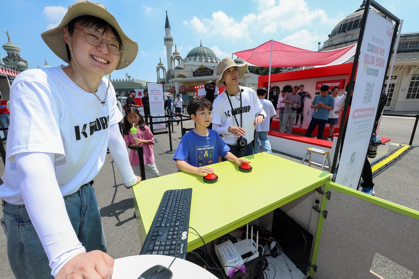 관람객이 ‘K LUCKY DROP’ 이벤트에 AI와 증강현실 기술이 적용된 콘텐츠를 체험하고 있다.&#40;KT 제공. 재판매 및 DB금지&#41;2025.7.27/뉴스1