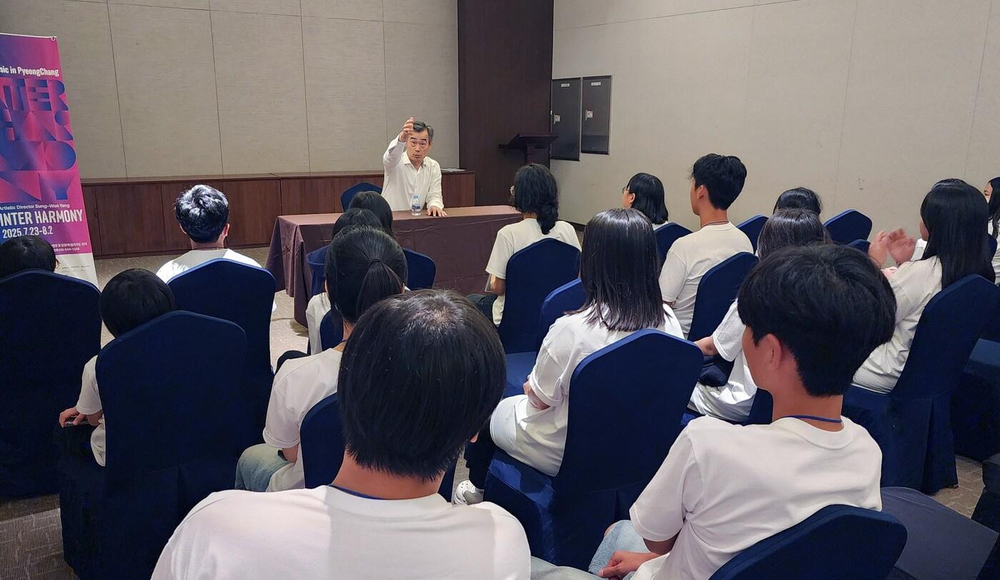 평창대관령음악제 양성원 예술감독이 무지개상자 오캐스트라 단원들에게 멘토링을 진행하고 있다.(GS리테일 제공)