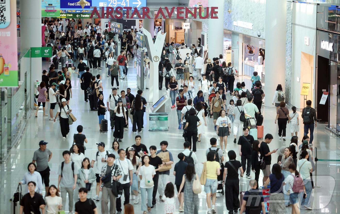 본문 이미지 - 인천국제공항 1터미널 면세구역에 해외여행을 떠나는 여행객들로 북적이고 있다. ⓒ 뉴스1 