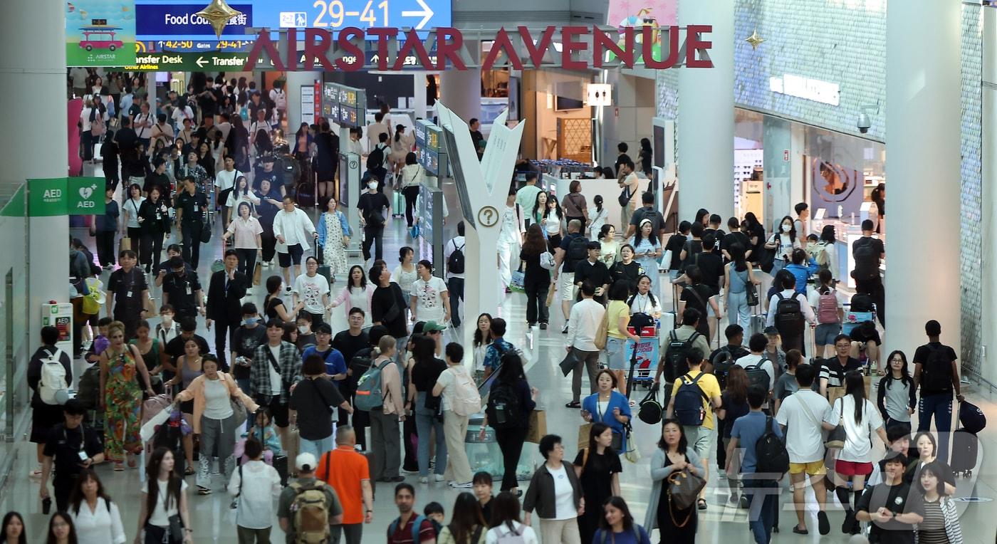 본격적인 여름 휴가철이 시작된 27일 오전 인천국제공항 1터미널 면세구역이 해외여행을 떠나는 여행객들로 북적이고 있다. 2025.7.27/뉴스1 ⓒ News1 김진환 기자