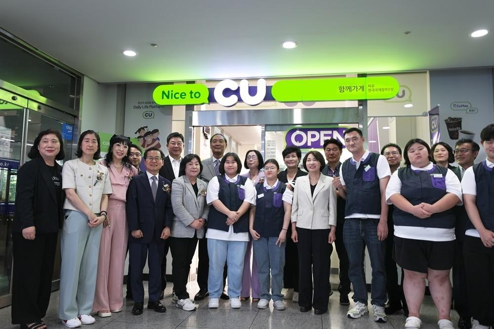 본문 이미지 - 지난 25일 경기도 성남 한국국제협력단(KOICA) 본관에서 열린 개소식에서 민승배 BGF리테일 대표(왼쪽에서 6번째)와 주요 관계자들이 모여 기념 사진을 촬영하고 있다.(BGF리테일 제공)