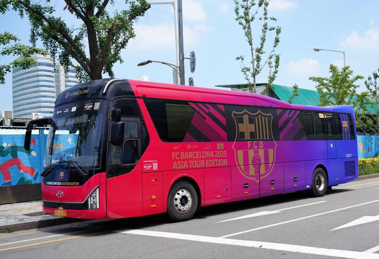 본문 이미지 - BBQ가 FC바르셀로나의 서울 방문을 앞두고 선수단을 위한 전용 프리미엄 버스를 공개했다.(BBQ 제공)