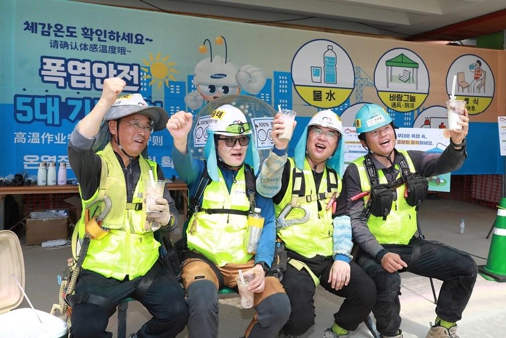 본문 이미지 - 삼성물산 건설부문 현장 온열질환 예방 캠페인 모습.(삼성물산 제공)
