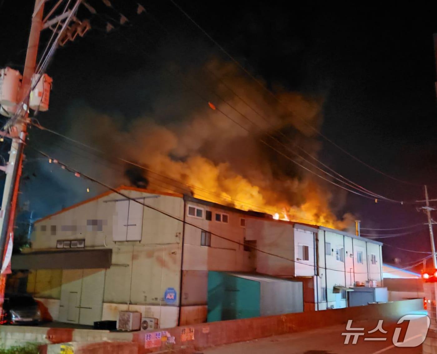 본문 이미지 - 화재발생 현장(김포소방서 제공. 재배포 및 DB금지) / 뉴스1