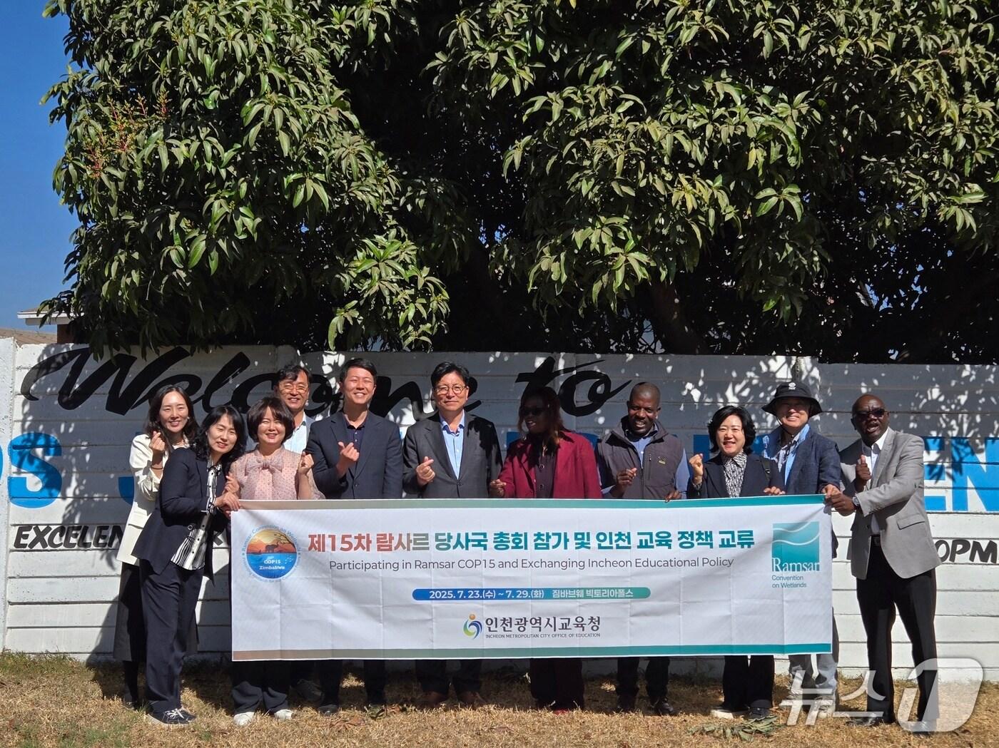 본문 이미지 - 도성훈 인천광역시교육감이 짐바브웨 특수학교를 방문해 읽걷쓰 활동으로 제작한 책과 교구를 기증하고 있다. (인천교육청 제공. 재배포 및 DB금지) / 뉴스1