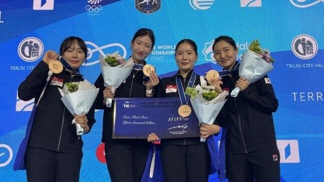 본문 이미지 - 김향은&#40;왼쪽부터&#41;, 임태희, 송세라, 이혜인으로 구성된 한국 펜싱 여자 에페 대표팀이 세계선수권 동메달을 차지했다.&#40;대한펜싱협회 제공&#41;