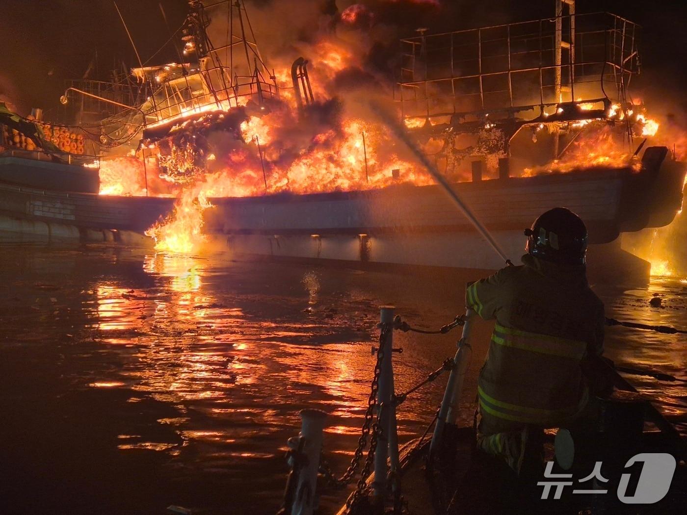 본문 이미지 - 태안 근흥면 신진항 선박 화재 현장. (태안해경 제공, 재판매 및 DB금지) / 뉴스1