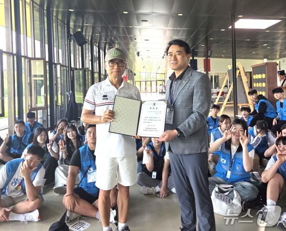 본문 이미지 - 지난 26일 프랑스 스포츠과학 연구소&#40;INSEP&#41;에서 오선택 감독&#40;사진 앞 왼쪽&#41;이 전북교육청 명예교사 위촉장을 받았다.&#40;전북교육청 제공, 재판매 및 DB 금지&#41;/뉴스1.