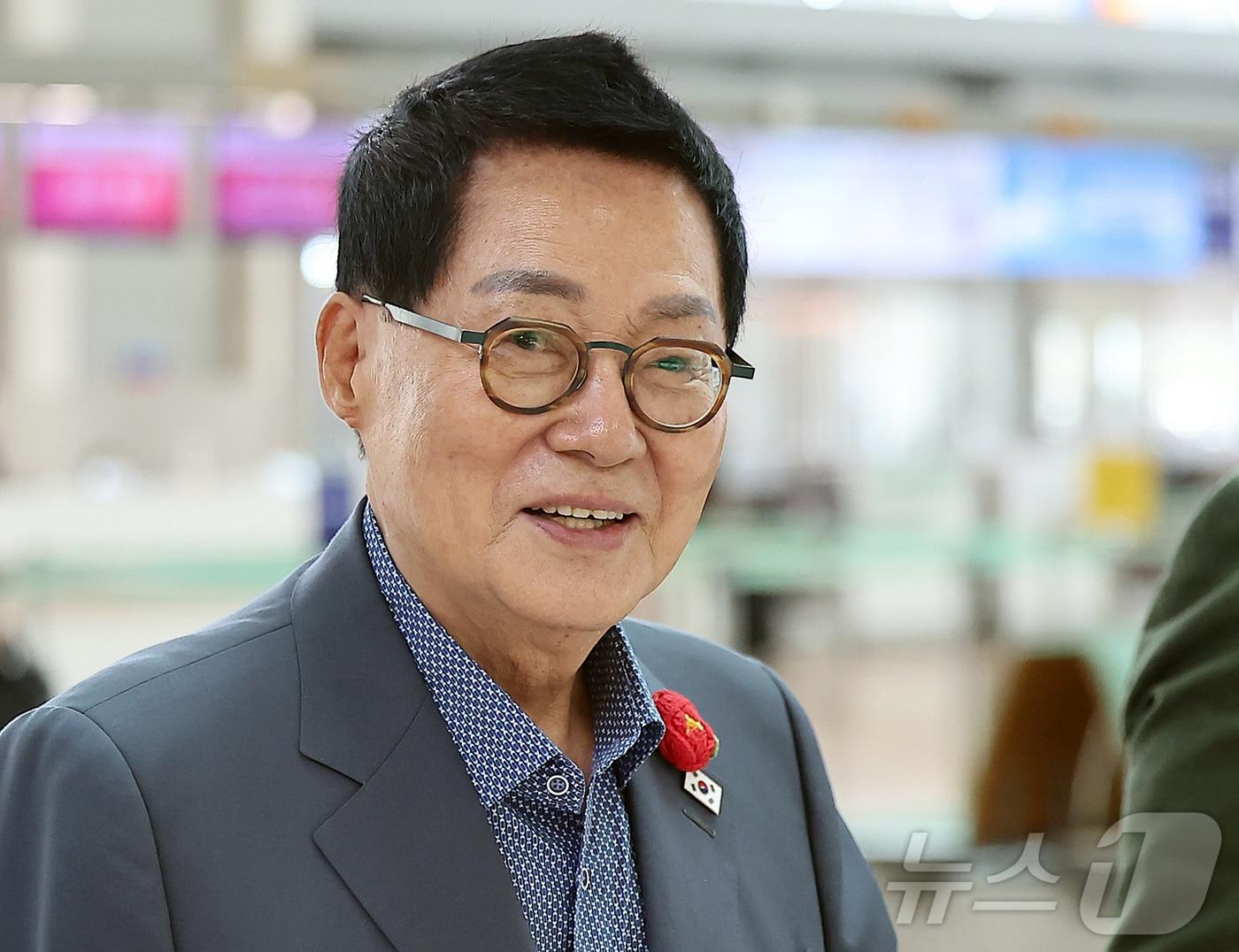 본문 이미지 - 박지원 폴란드 특사단장이 지난 7월 27일 오전 인천국제공항 제1터미널을 통해 폴란드로 출국하고 있다. 폴란드 특사단은 폴란드 정부와 의회 인사들을 만나, 양국 간 호혜적 방산 협력을 평가하고, 전략적 동반자 관계 발전 방안을 협의할 예정이다. 2025.7.27/뉴스1 ⓒ News1 김진환 기자