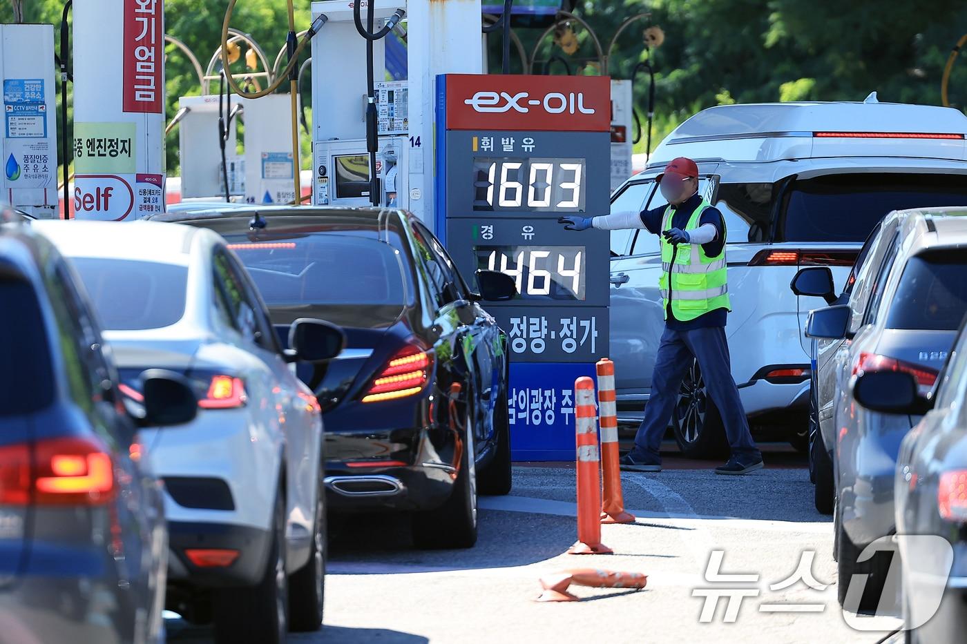 전국 주유소 기름값이 휘발유는 2주 연속 내리고 경유는 상승 전환한 27일 서울시 서초구 경부고속도로 만남의광장 휴게소 내 주유소에 휘발유와 경유 가격이 표시되어 있다. 한국석유공사 유가정보시스템 오피넷에 따르면 7월 넷째 주 휘발유 평균 가격은 리터&#40;L&#41;당 1667.4원으로 전주 대비 0.5원 하락했다. 반면 경유 판매 가격은 1531.8원으로 0.9원 상승했다. 2025.7.27/뉴스1 ⓒ News1 박정호 기자