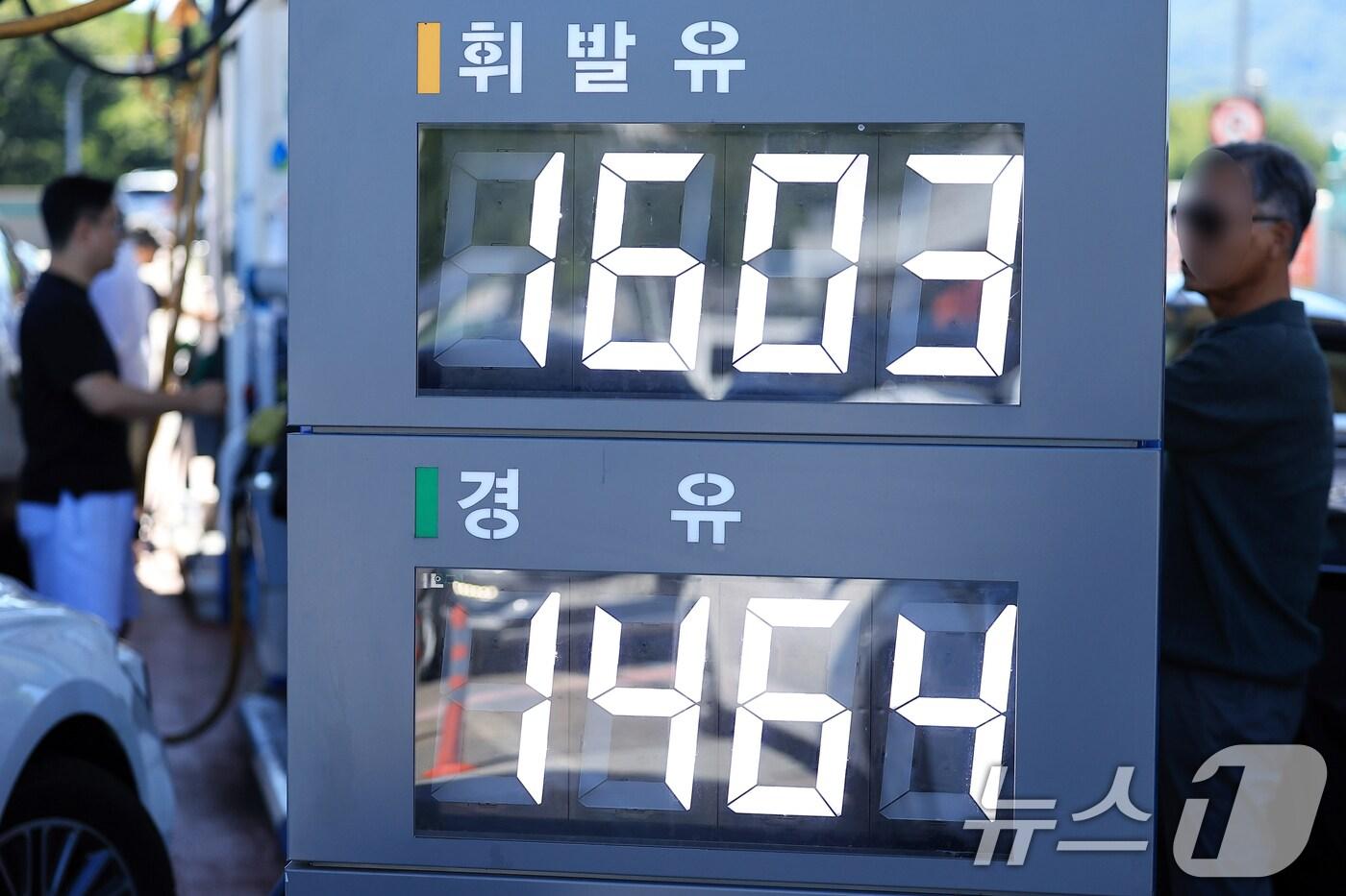 서울시 서초구 경부고속도로 만남의광장 휴게소 내 주유소에 휘발유와 경유 가격이 표시되어 있다. ⓒ News1 박정호 기자