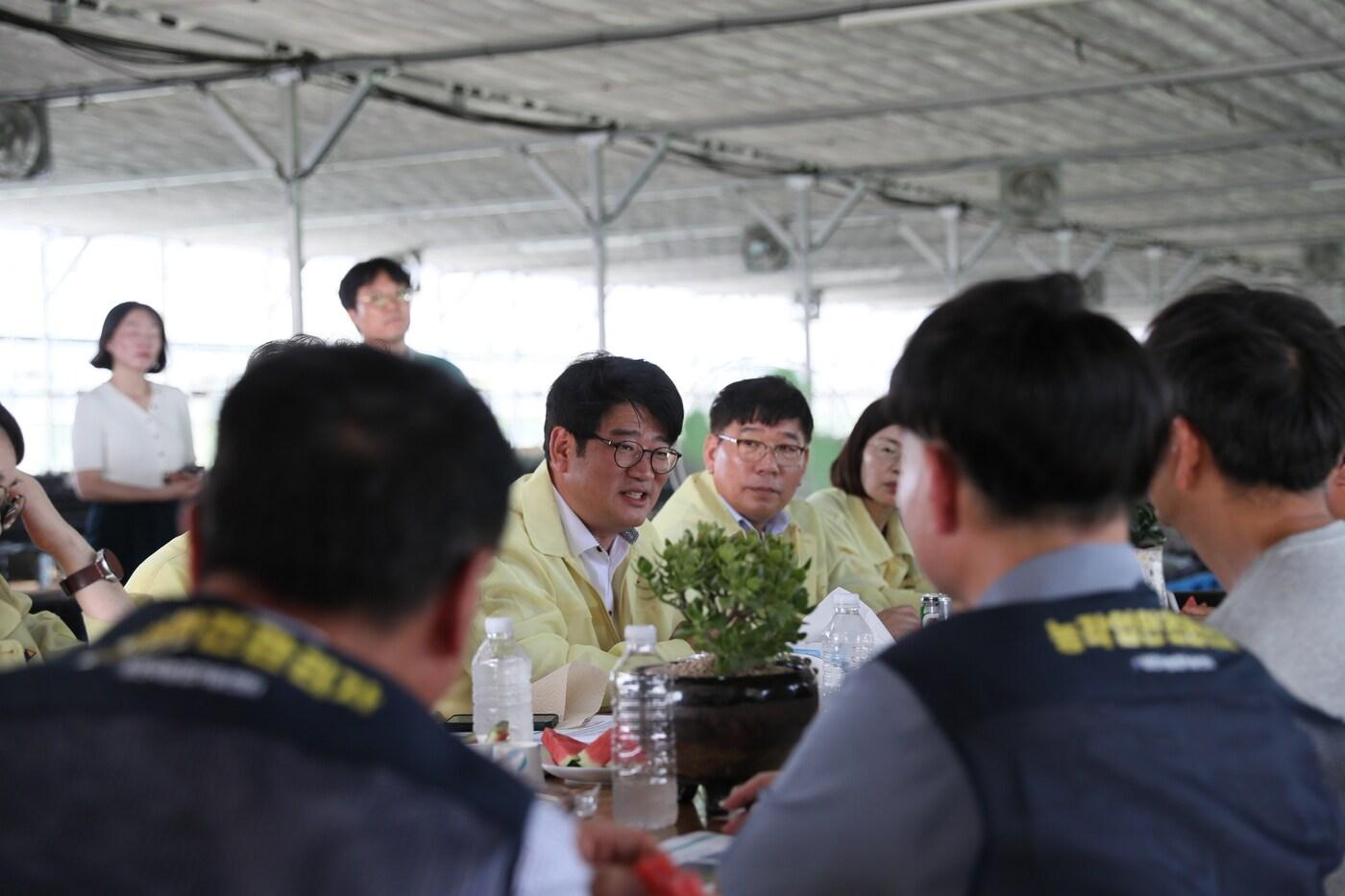 권재한 농촌진흥청장이 24일 경기도 용인시에서 다육이 농장 관계자들에게 폭혐 수칙을 설명하고 의견을 듣고 있다 &#40;농촌진흥청 제공&#41; 2025.07.27 /뉴스1
