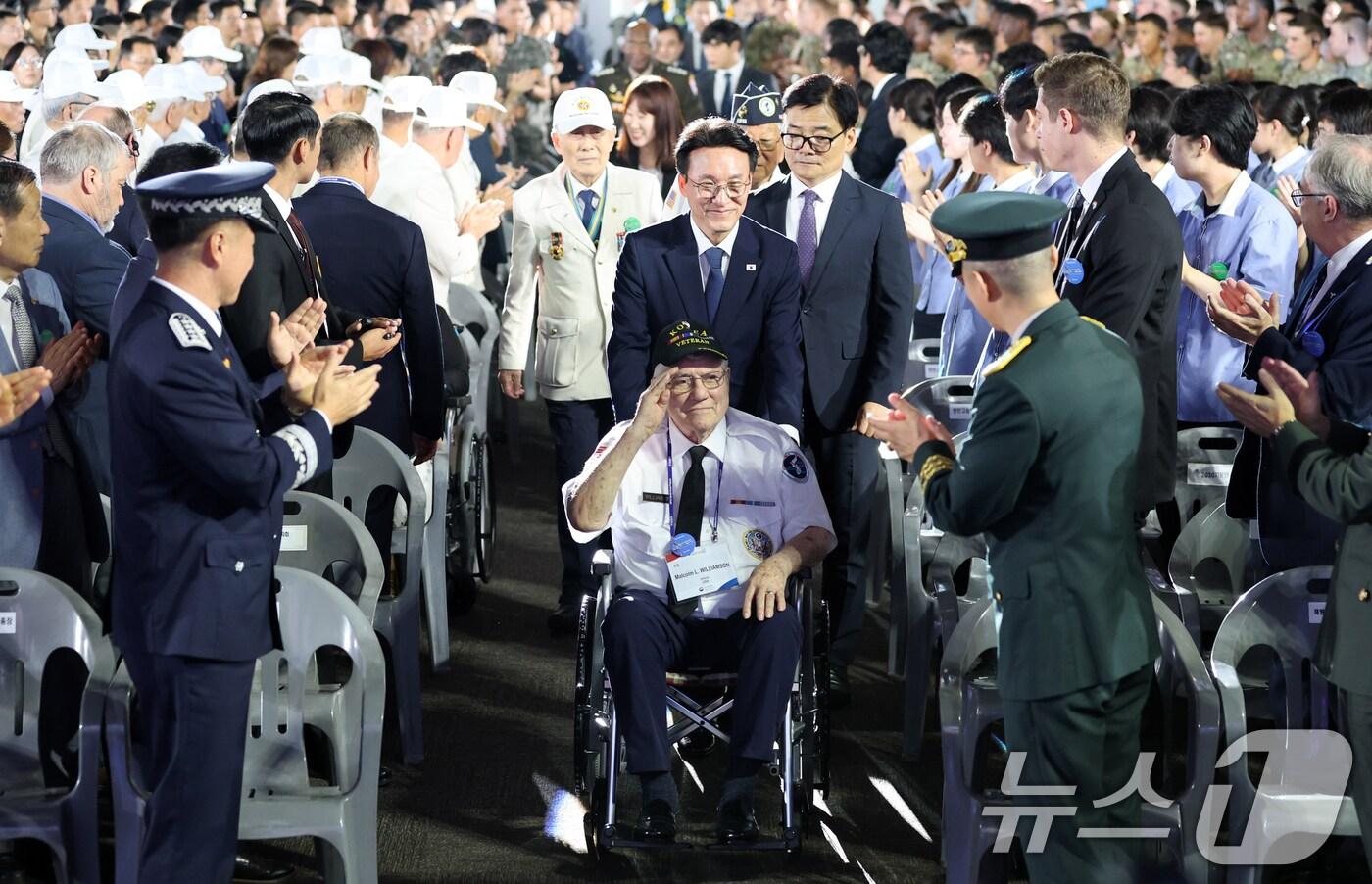 김민석 국무총리가 27일 오전 경기 고양시 일산서구 킨텍스에서 열린 &#39;2025년 유엔군 참전의 날 기념식&#39;에서 유엔참전용사와 입장하고 있다.&#40;공동취재&#41; 2025.7.27/뉴스1 ⓒ News1 황기선 기자