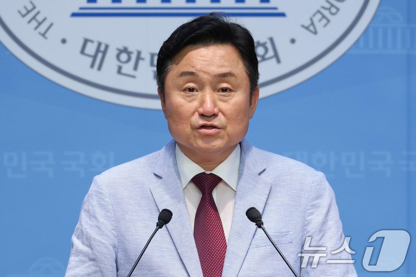 본문 이미지 - 더불어민주당 부산시당 시정평가대안특별위원장인 최인호 전 의원이 27일 오전 서울 여의도 국회 소통관에서 현대건설 공관대금 및 가덕도신공항 수주 의혹 관련 기자회견을 하고 있다. 2025.7.27/뉴스1 ⓒ News1 이광호 기자