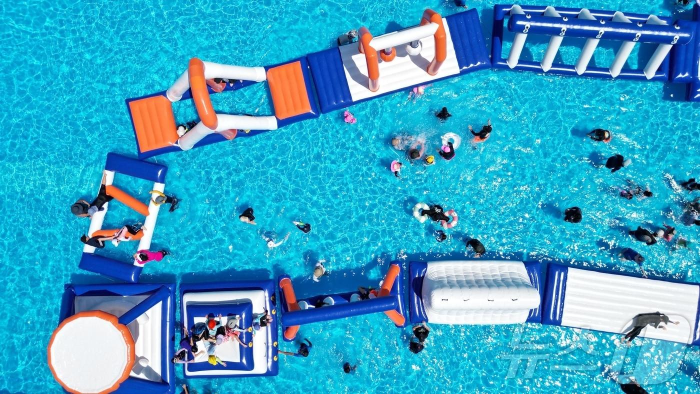 27일 강원 인제군 남면 빙어호 일원에서 열리고 있는 ‘여름愛 인제愛 빠지다’ 축제장 모습. 약 1300평 규모의 대형 물놀이장에서 워터슬라이드 등 다양한 놀이시설을 비롯 수상레저 체험, 육상 액티비티 체험이 운영되는 이번 축제는 8월 10일까지 이어진다. &#40;인제군 제공. 재사용 및 DB금지&#41; 2025.7.27/뉴스1 ⓒ News1 이종재 기자