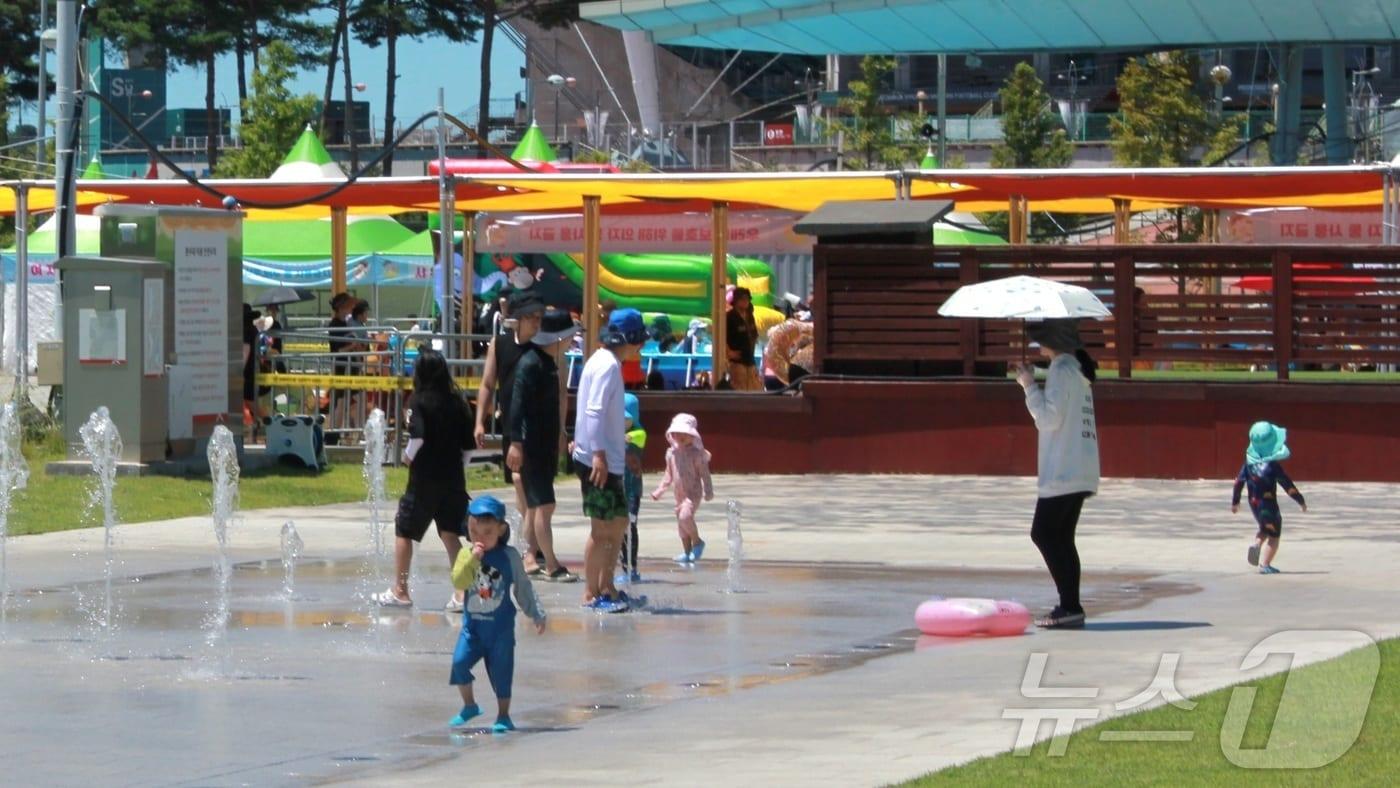 27일 정오께 전북 전주월드컵경기장광장에 마련된 '한바탕 전주 여름철 물놀이장'이 시민들로 북적이고 있다. 2025.7.27/뉴스1 신준수 기자 ⓒ News1 신준수 기자