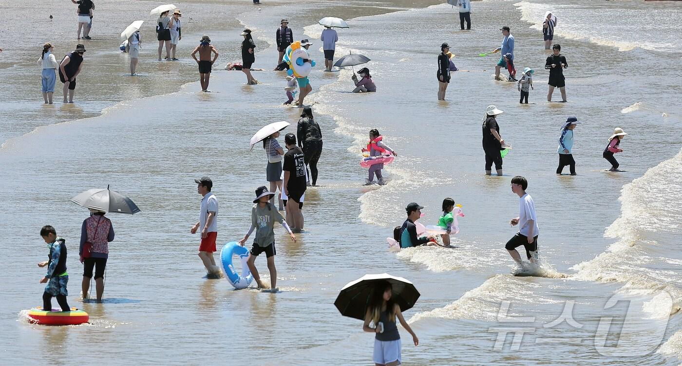 인천 중구 을왕리 해수욕장을 찾은 시민들이 더위를 식히고 있다. 2025.7.27/뉴스1 ⓒ News1 김진환 기자