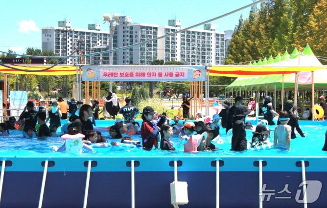 본문 이미지 - 27일 정오께 전북 전주월드컵경기장광장에 마련된 '한바탕 전주 여름철 물놀이장'이 시민들로 북적이고 있다. 2025.7.27/뉴스1 신준수 기자