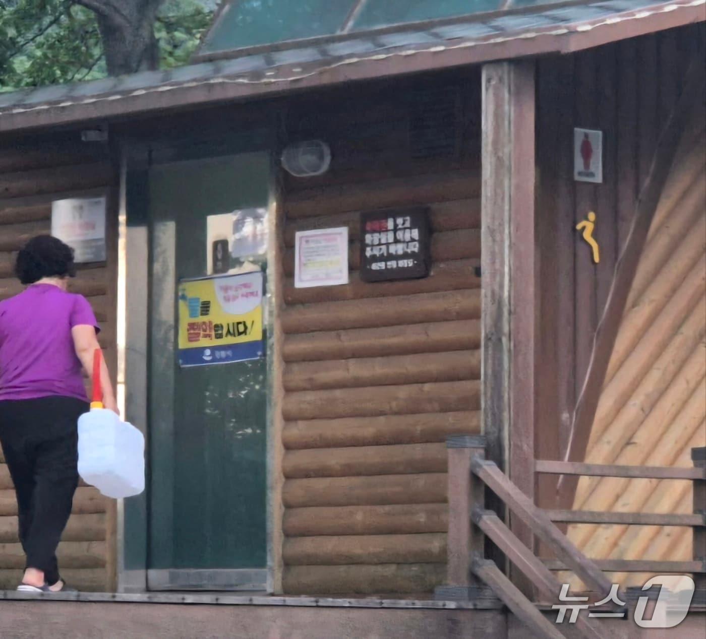 본문 이미지 - 강원 강릉에 가뭄과 폭염이 심각했던 지난 25일 강릉시 성산면 어흘리 대관령옛길 반정 전망대 공중화장실에 한 캠핑족에 일명 &#39;말통&#39;을 들고 화장실로 향하고 있다. 화장실 입구에 붙여진 &#39;물을 절약합시다&#39;라는 문구가 눈에 띈다. 이날 강릉지역 주 취수원인 오봉저수지의 저수율은 30%대를 간신히 유지하고 있었다. 2025.7.28/뉴스1 윤왕근 기자
