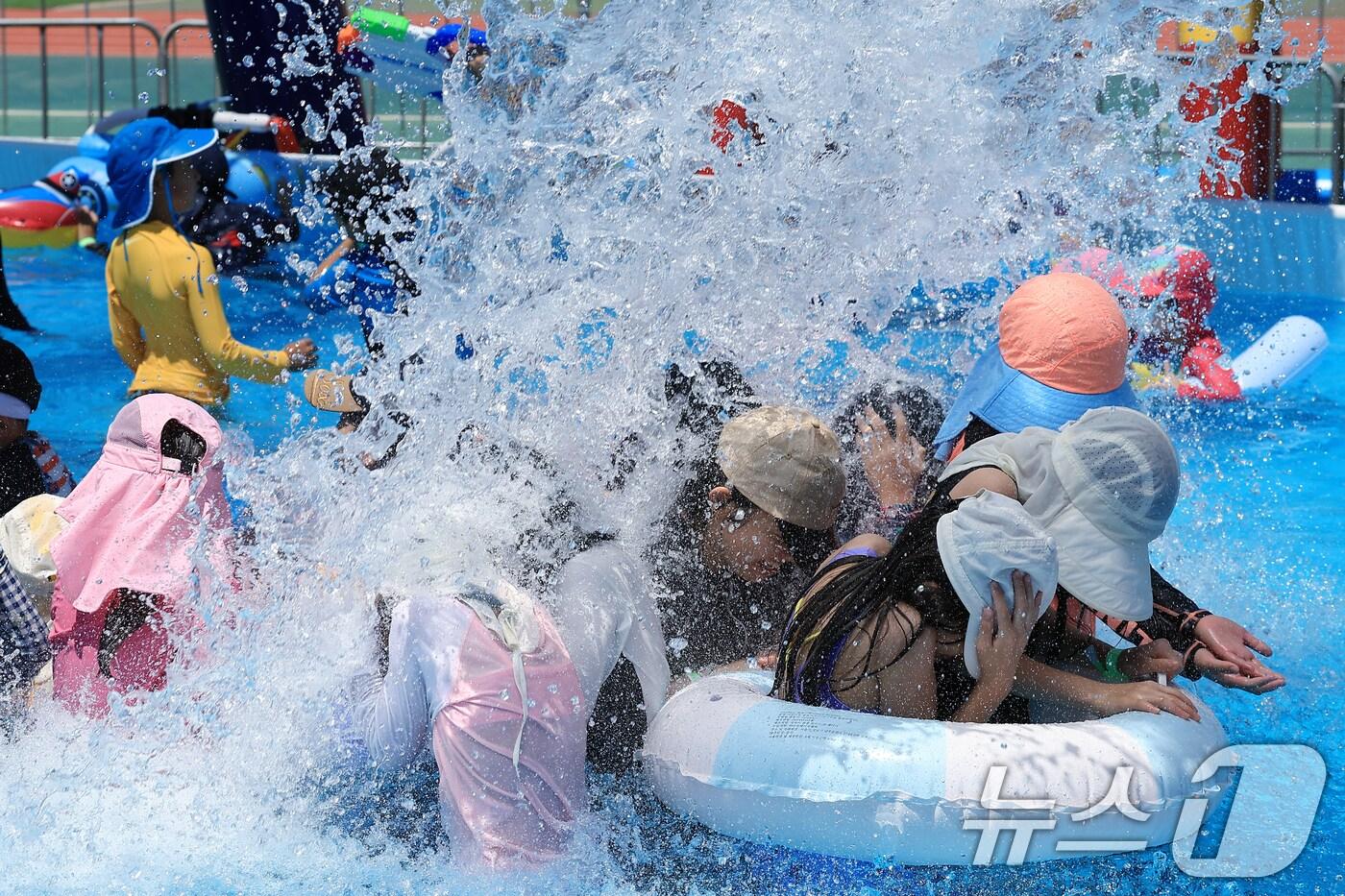 전국 대부분 지역에 폭염특보가 내려진 27일 서울시 서초구 반포종합운동장에 마련된 서리풀 물놀이장을 찾은 가족 단위 방문객들이 물놀이를 즐기고 있다. 2025.7.27/뉴스1 ⓒ News1 박정호 기자