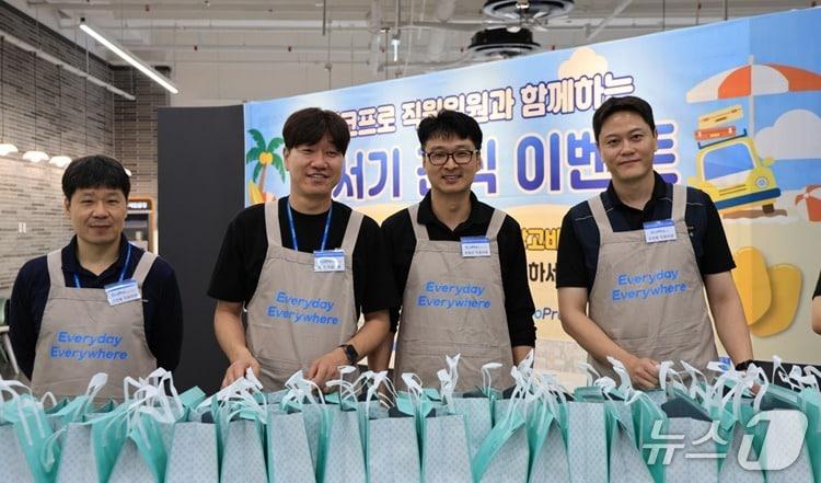 본문 이미지 - 지난 23일 에코프로 포항캠퍼스에서 진행된 간식 지원 이벤트에 참여한 직원위원들의 모습(에코프로 제공) 