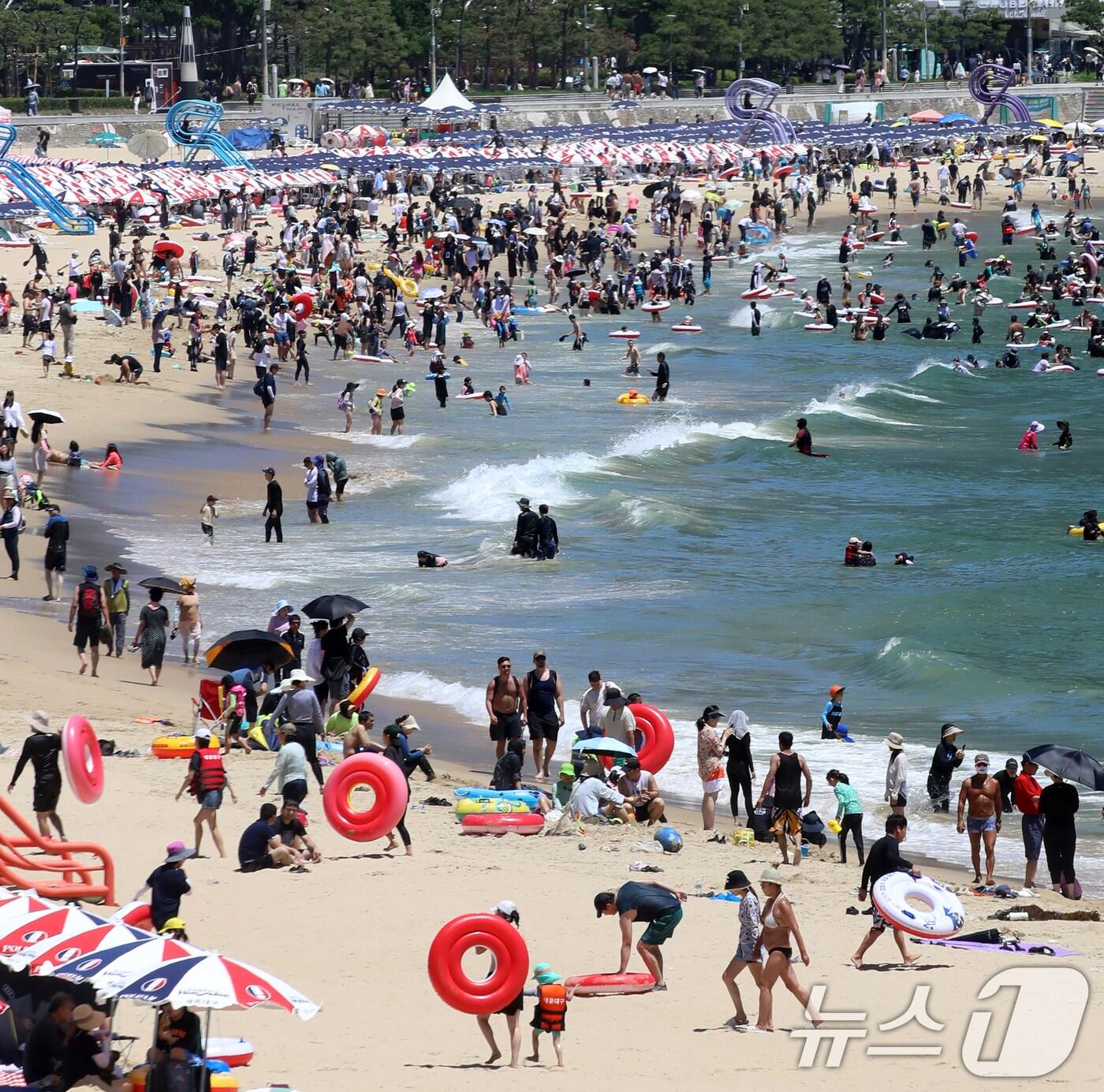 본문 이미지 - 본격적인 여름 휴가철이 시작된 27일 부산 해운대해수욕장을 찾은 피서객들이 물놀이를 즐기며 더위를 식히고 있다. 2025.7.27/뉴스1 ⓒ News1 윤일지 기자