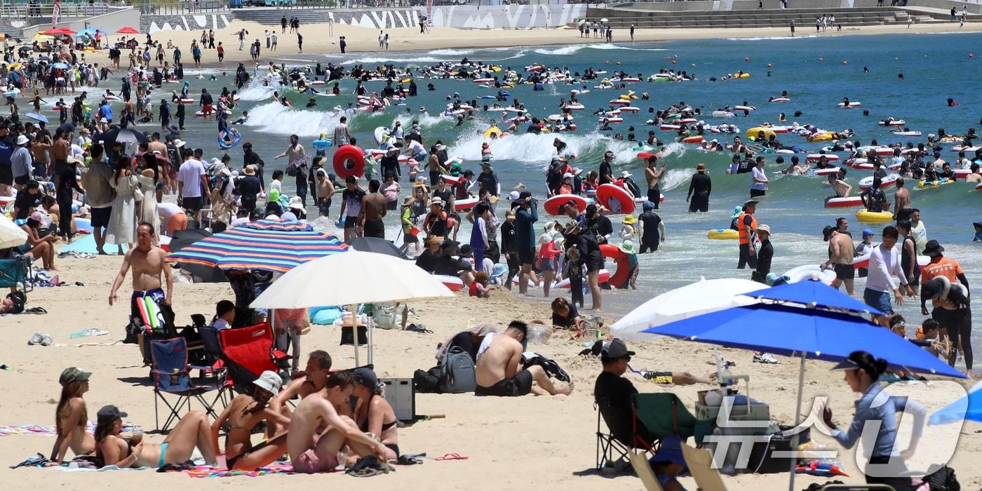 본격적인 여름 휴가철이 시작된 27일 부산 해운대해수욕장을 찾은 피서객들이 물놀이를 즐기며 더위를 식히고 있다. 2025.7.27/뉴스1 ⓒ News1 윤일지 기자