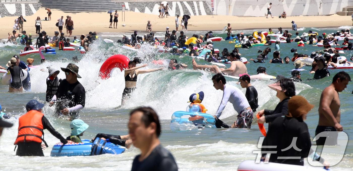 7월 마지막 휴일 대구·경북의 낮 최고 기온이 36.9도까지 치솟는 등 &#39;대프리카&#40;대구＋아프리카&#41;&#39; 불볕더위가 맹위를 떨치고 있다. 사진은 이날 부산 해운대해수욕장을 찾은 피서객들이 물놀이를 즐기는 모습. 2025.7.27/뉴스1 ⓒ News1 윤일지 기자