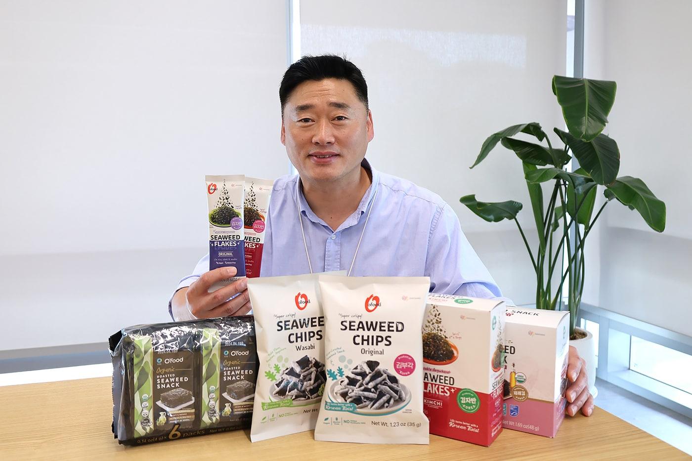 박정철 대상 Seaweed 기획마케팅팀장이 해외에서 판매되는 김 제품을 보여주고 있다.(대상 제공)