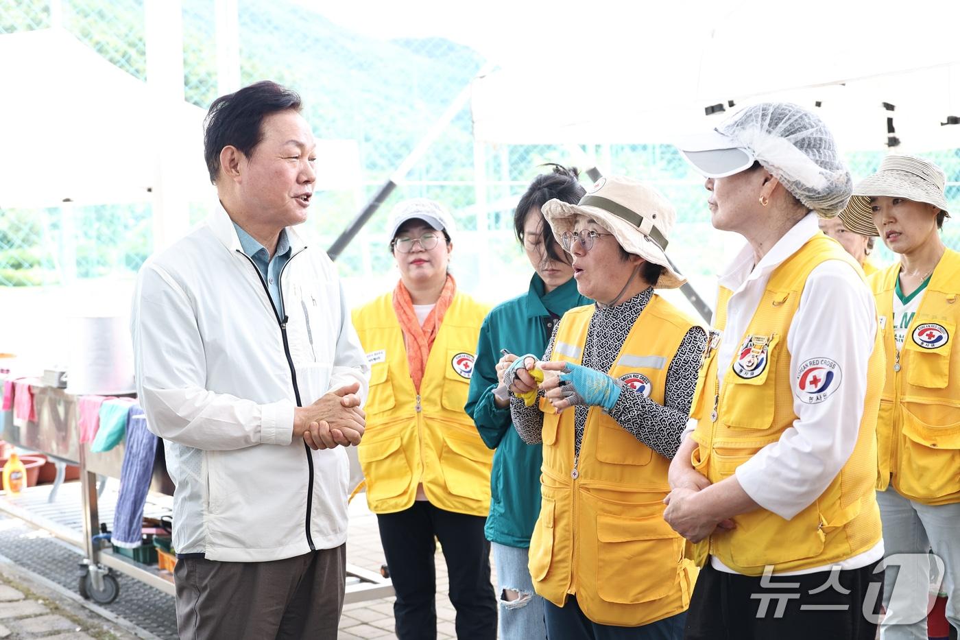 박완수 경남도지사&#40;왼쪽에서 첫 번째&#41;가 합천군 가회체육공원에서 자원봉사자를 격려하고 있다.&#40;경남도 제공. 재판매 및 DB 금지&#41;
