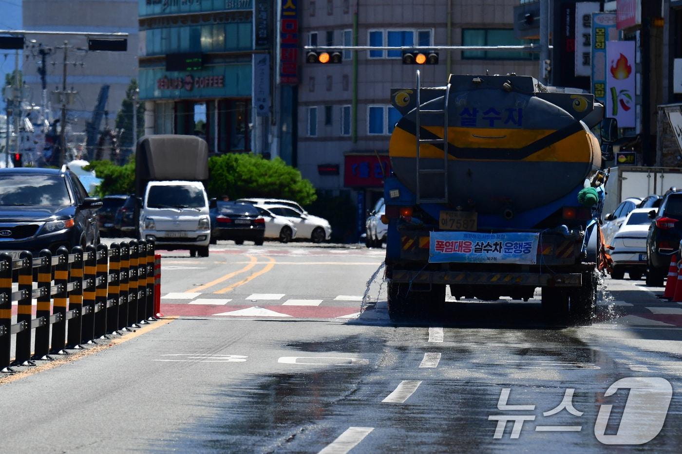 27일 경북 포항시 전역에 폭염특보가 발령된 가운데 북구 영일대해수욕장에서 살수차가 달아오른 아스팔트에 물을 뿌리고 있다. 2025.7.27/뉴스1 ⓒ News1 최창호 기자